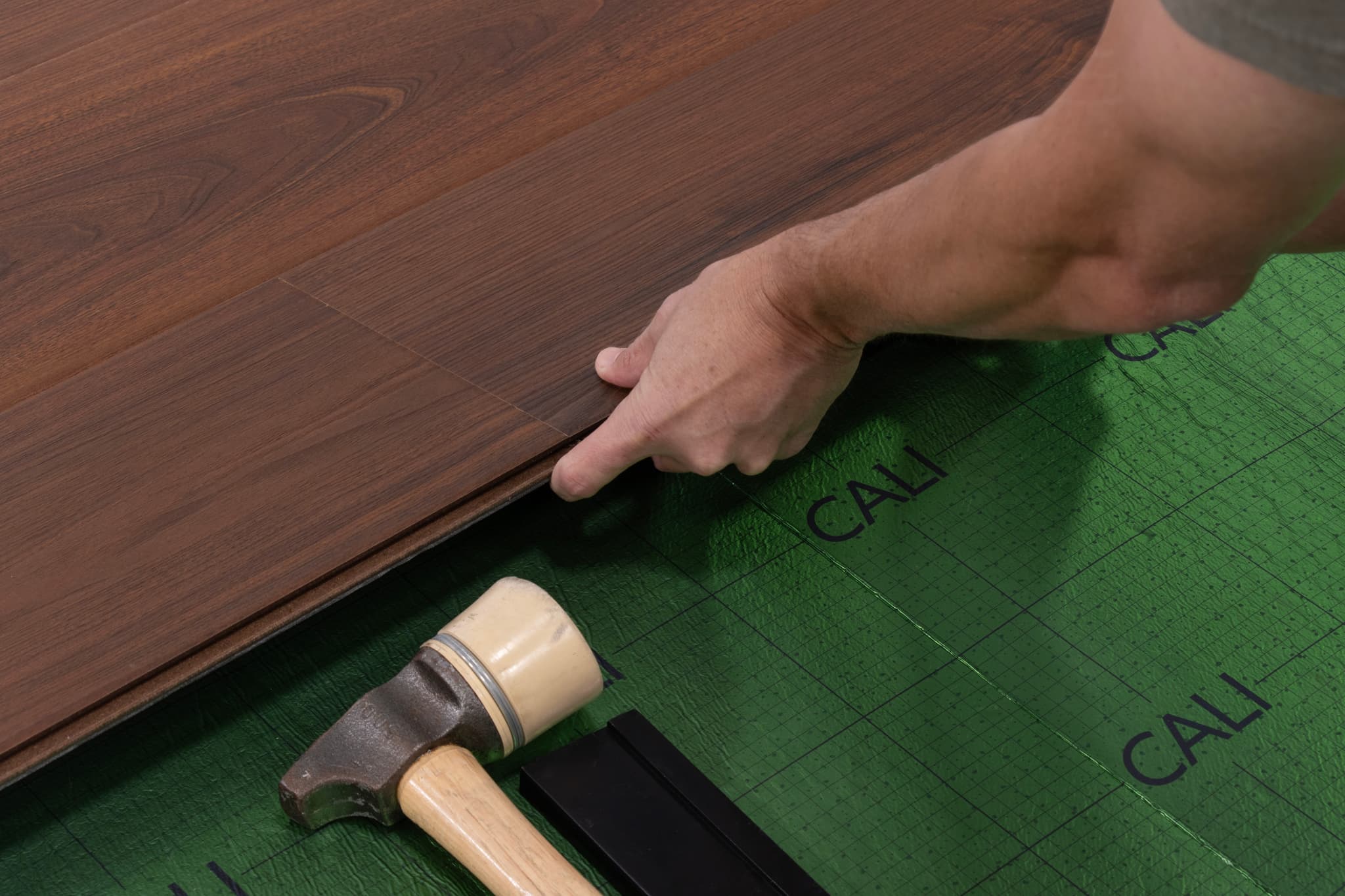 CALI Old Mission Umber Laminate Top Layer with High Density Wood Core Flooring Santa Cruz Collection - view 4