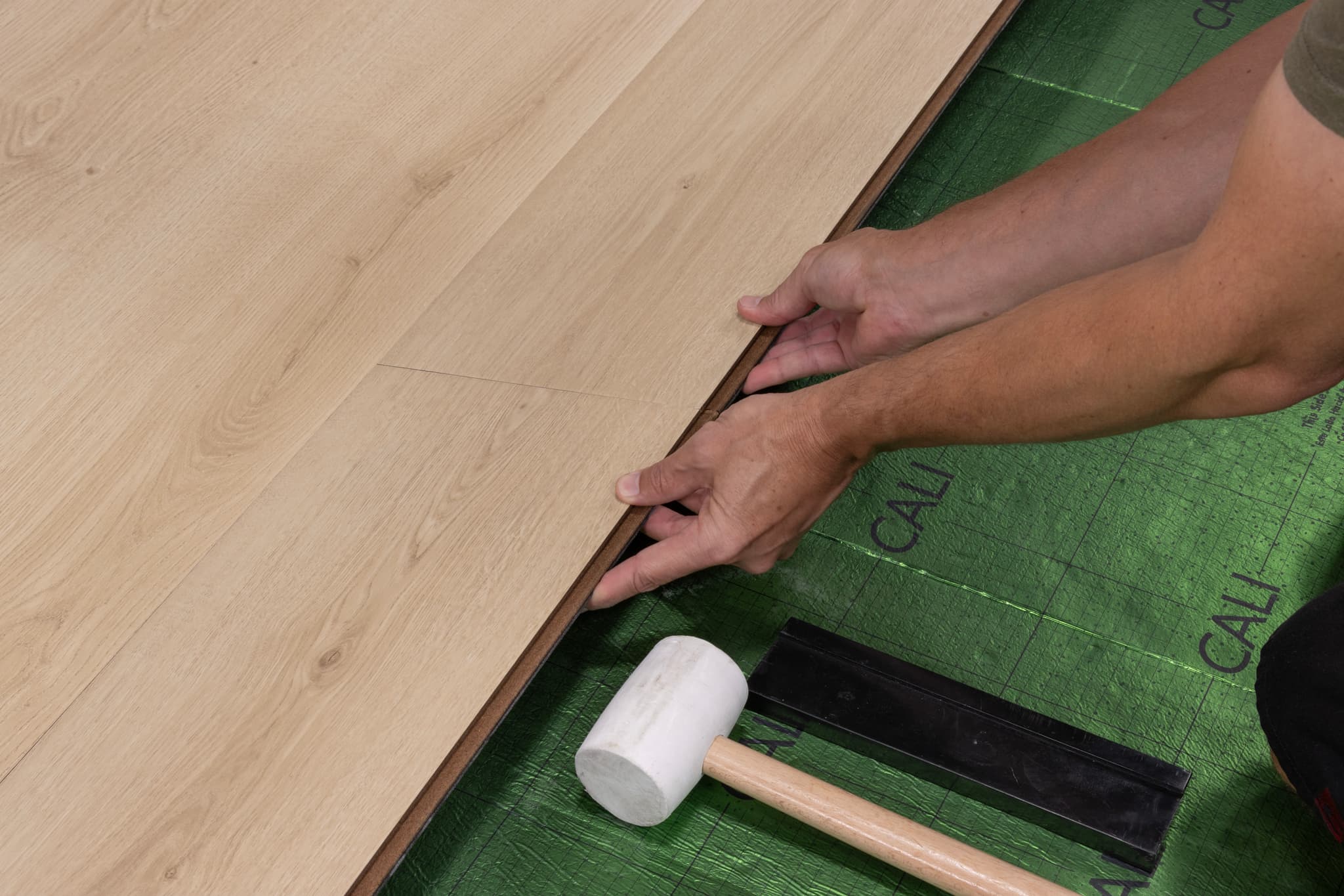 CALI Rockaway Oak Laminate Top Layer with High Density Wood Core Flooring Santa Cruz Collection - view 3