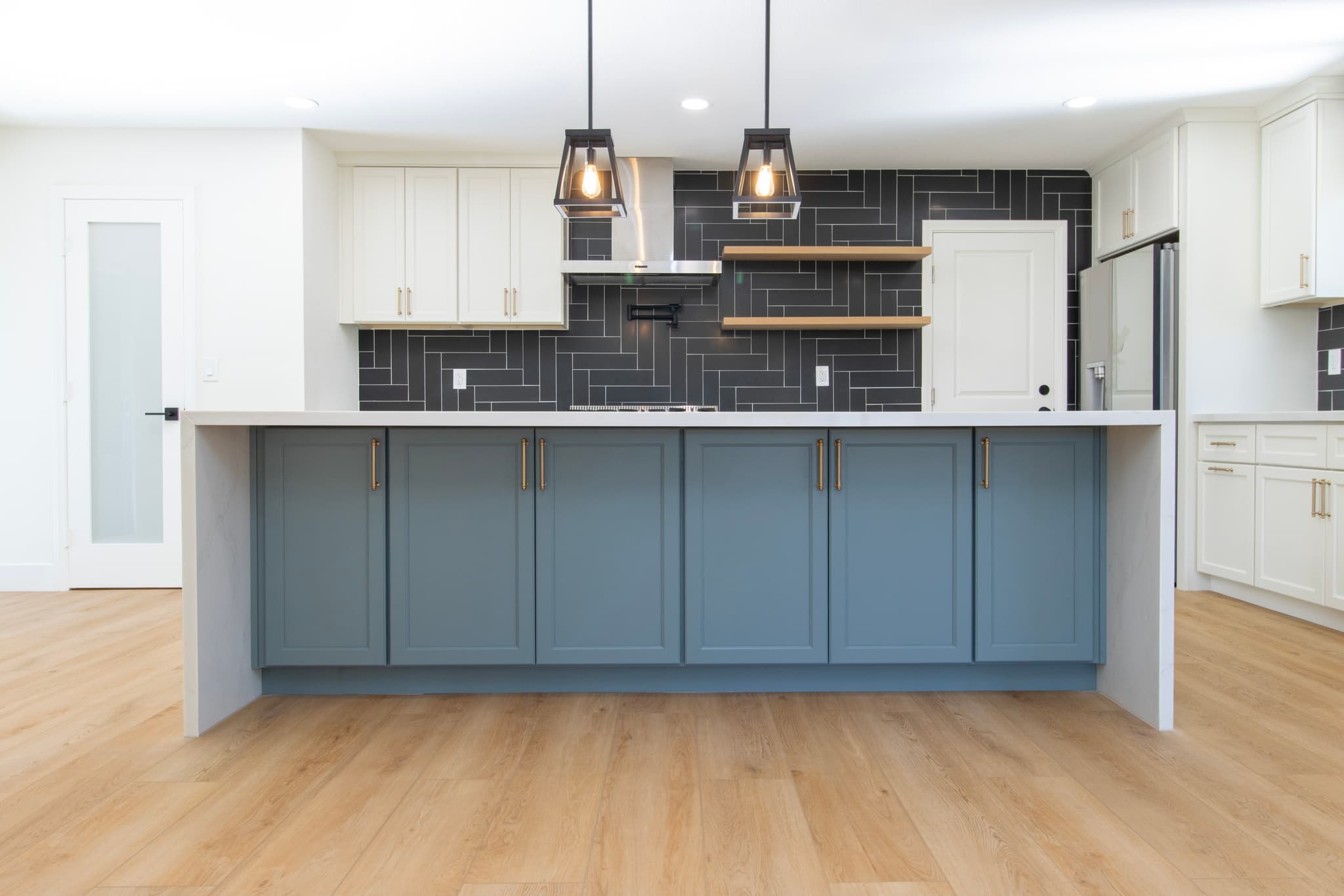 CALI South Wind Oak 100% Waterproof (WPC) Flooring Legends Collection - view 4