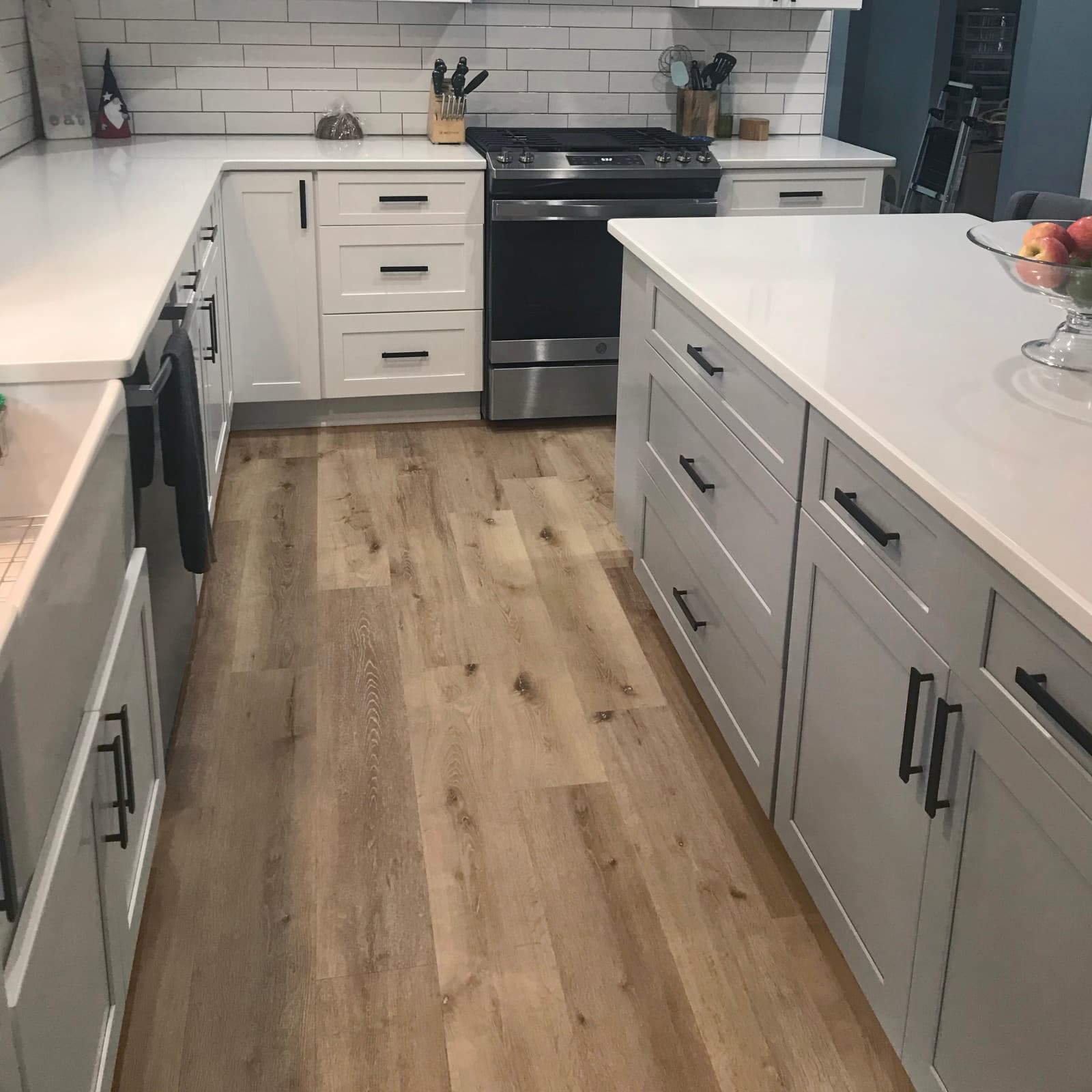CALI Aged Hickory 100% Waterproof GeoCore® (SPC Composite) Flooring — Select Collection — detail view 3