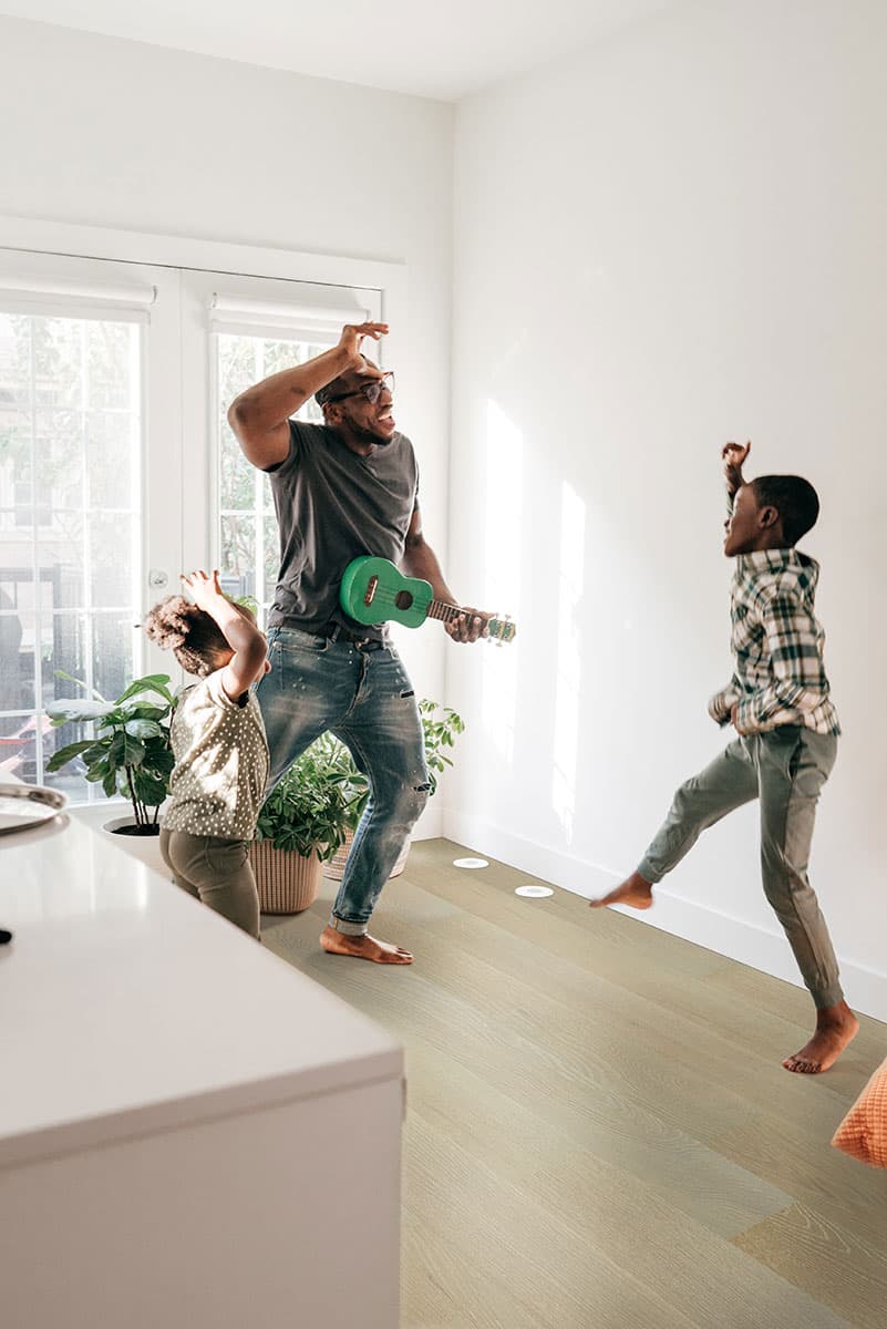 MSI Everlife Wood Moorville Oak 100% Waterproof Engineered Hardwood Flooring — Woodhills Collection — detail view 4
